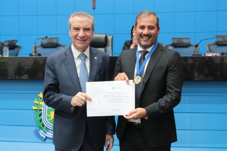 Imagem: Paulo Corrêa entrega a Comenda Pedro Pedrossian ao novo presidente do CRIE-MS