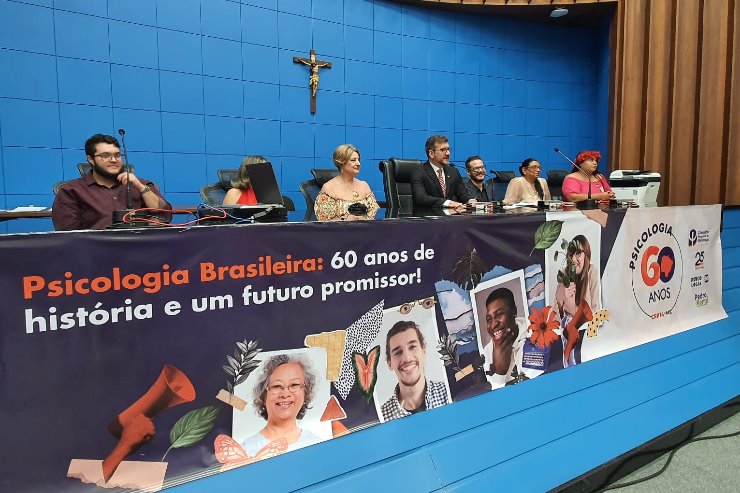 Imagem: Sessão solene celebrou os 60 anos de regulamentação da psicologia como profissão no Brasil com homenagens a 60 psicólogos