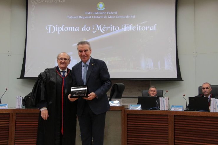 Imagem: Presidente da ALEMS, Paulo Corrêa, recebe honraria das mãos do presidente do TRE-MS, Desembargador Paschoal Carmello Leandro