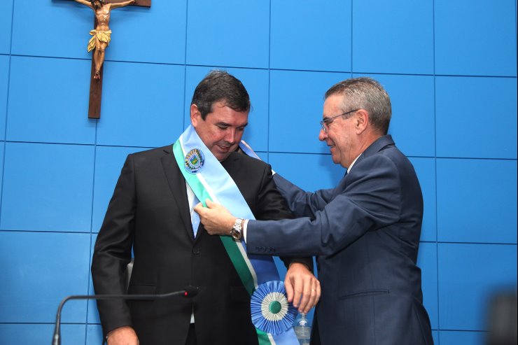 Imagem: Presidente da ALEMS, deputado Paulo Corrêa, entregou a faixa ao novo governador de MS, Eduardo Riedel