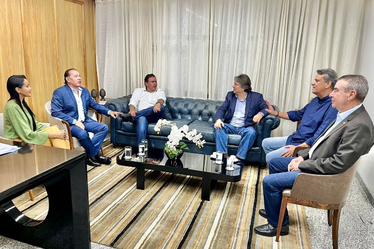 Imagem: Presidente Gerson Claro e 1º secretário Paulo Corrêa receberam os secretários e a consultora legislativa do Estado