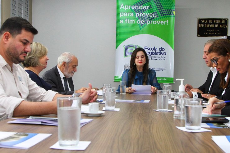 Imagem: Deputada Mara Caseiro, presidente da Escola do Legislativo, Florian Madruga, presidente da Abel, entre outras pessoas, participaram da reunião