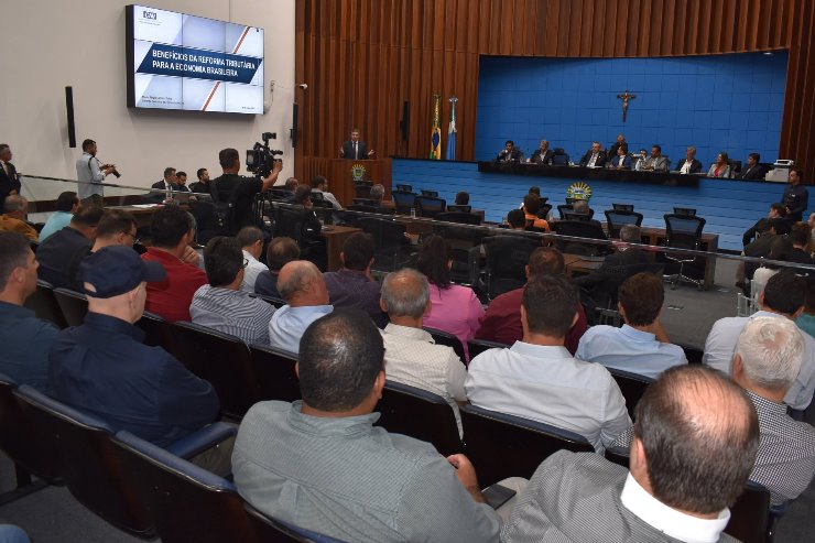 Imagem: Plenário ficou lotado com prefeitos, vereadores e outras autoridades durante audiência pública que debateu a reforma tributária