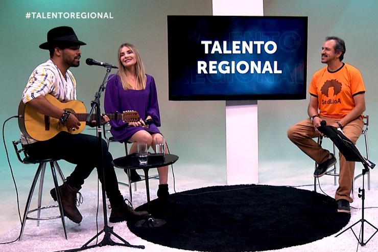Imagem: Cantor Renatto Mendes durante participação do programa Talento Regional, exibido pela TV ALEMS