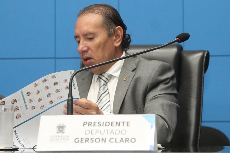 Imagem: Presidente Gerson Claro protocolou a proposta e justificou que visa garantir a valorização dos servidores do Poder Legislativo
