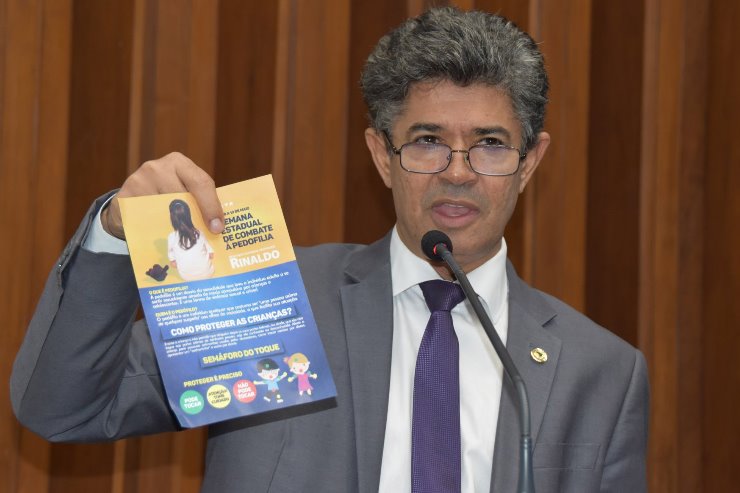Imagem: Deputado Rinaldo Modesto lamentou alto índice e mostrou panfleto educativo distribuído para crianças em idade escolar