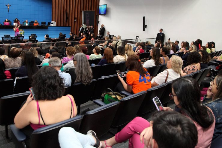 Imagem: Com plenário lotado, evento debateu a jornada da liderança feminina utilizando a Inteligência Emocional
