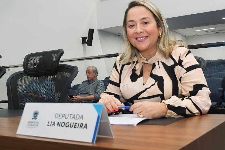 Imagem: Deputada Lia Nogueira durante a sessão em que apresentou a solicitação