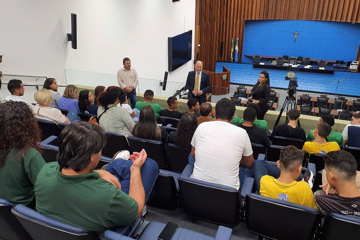 Imagem: Deputado Mochi falou com os estudantes no plenário Deputado Júlio Maia