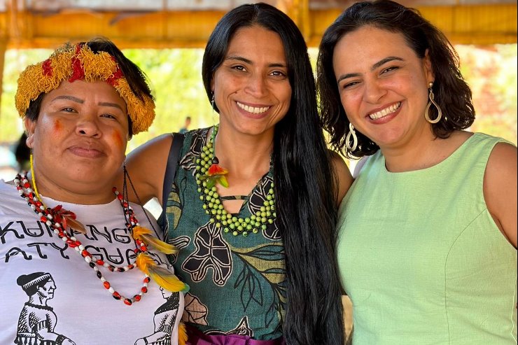 Imagem: Deputada Gleice Jane (à direita) com a ativista e liderança Guarani e Kaiowá Jaqueline Gonçalves e a Coordenadora-Geral de Prevenção à Violência do Ministério das Mulheres, Pagu Rodrigues