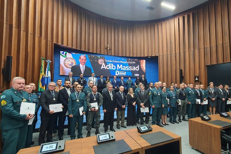 Imagem: Durante a sessão solene, o deputado estadual Roberto Hashioka (União) laureou seis personalidades que se destacaram na área