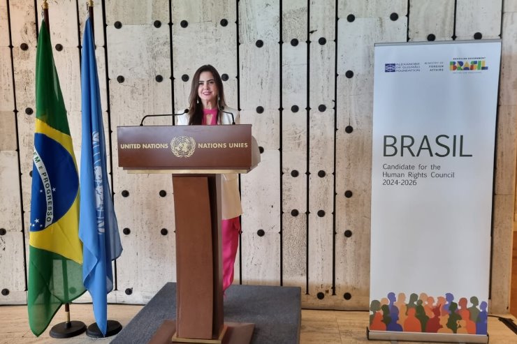 Imagem: Deputada Mara Caseiro proferindo sua fala na sede da ONU, em Genebra, na Suíça