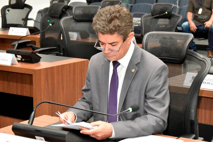 Imagem: Deputado Professor Rinaldo Modesto durante sessão desta terça-feira; parlamentar é o autor da proposta 
