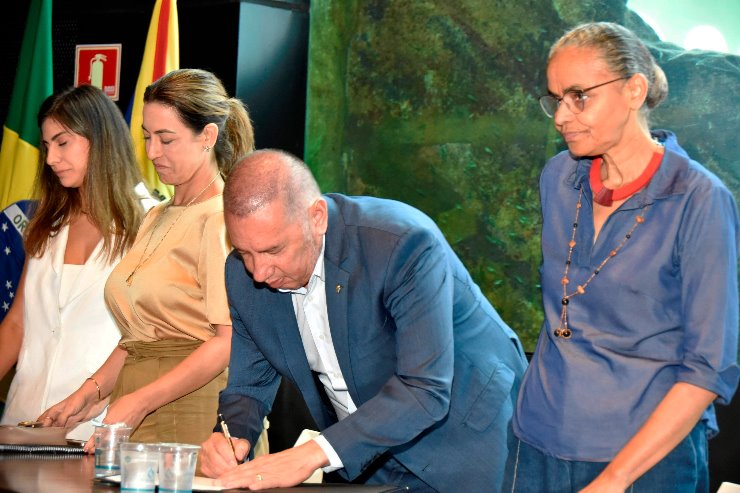 Imagem: O presidente Gerson Claro assinou a Lei do Pantanal, em evento que reuniu diversas autoridades políticas