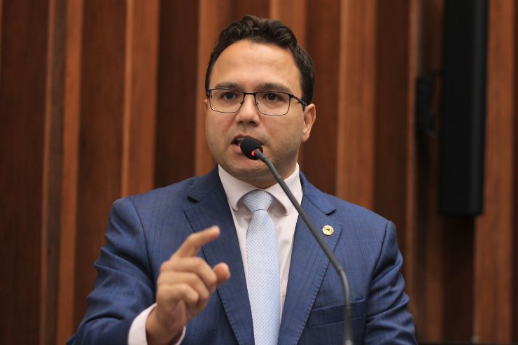Imagem: Deputado Pedrossian Neto em discurso na tribuna da Assembleia Legislativa de Mato Grosso do Sul