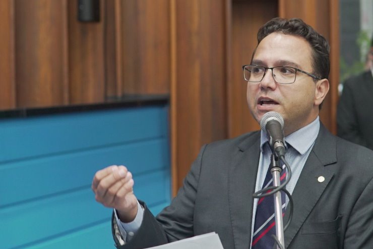 Imagem: Deputado Pedrossian Neto durante pronunciamento na Assembleia Legislativa de MS