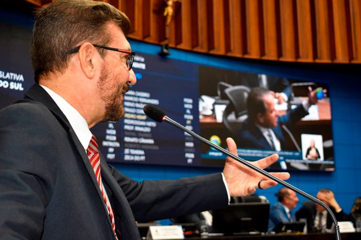 Imagem: O deputado estadual Pedro Kemp iniciou o debate na tribuna e ressaltou os indicadores de um ano do governo Lula