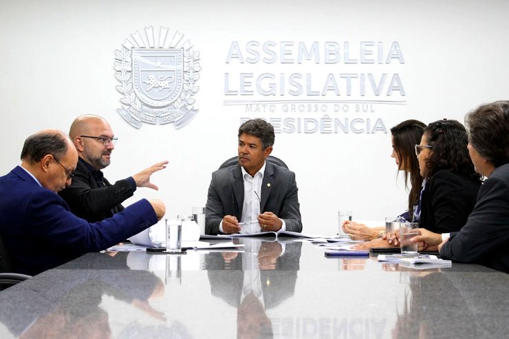 Imagem: Deputados da Comissão de Educação receberam, na tarde desta quarta-feira, o secretário Hélio Queiroz Daher