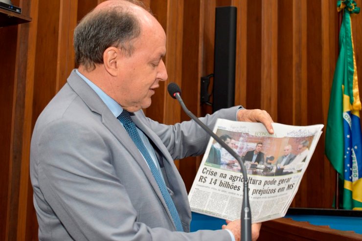 Imagem: Deputado traz manchete de jornal sul-mato-grossense contendo afirmação sobre os prejuízos da crise na agricultura