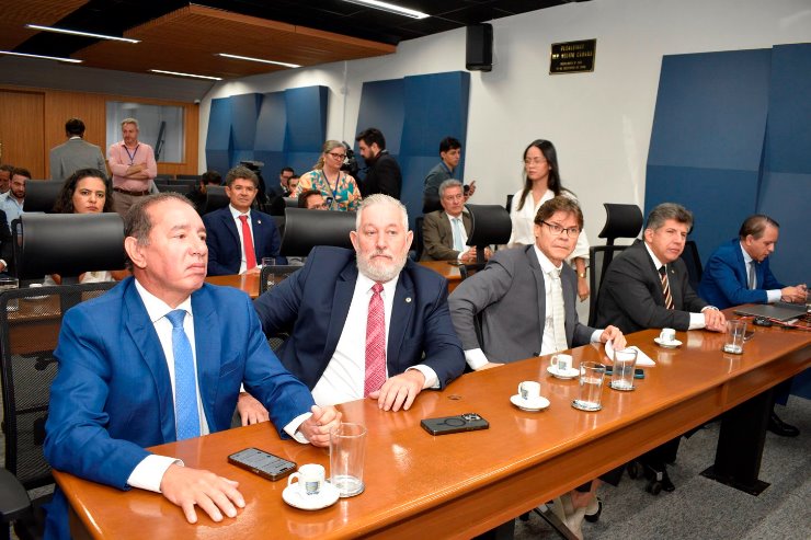 Imagem: Presidente Gerson, à esquerda: "Reconhecemos a responsabilidade do governo sobre o assunto e estamos cobrando celeridade"