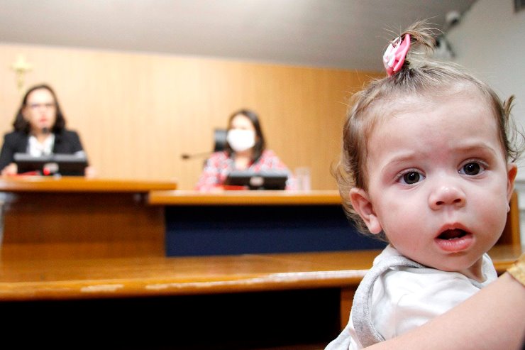 Imagem: Cecília, de um aninho, que tem alergia ao leite de vaca, esteve com a mãe, Izabella, em reunião realizada na Casa de Leis para debater o assunto