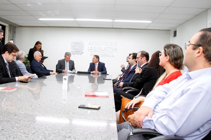 Imagem: Os juristas foram recebidos pelos deputados Gerson Claro, presidente da ALEMS e Roberto Hashioka