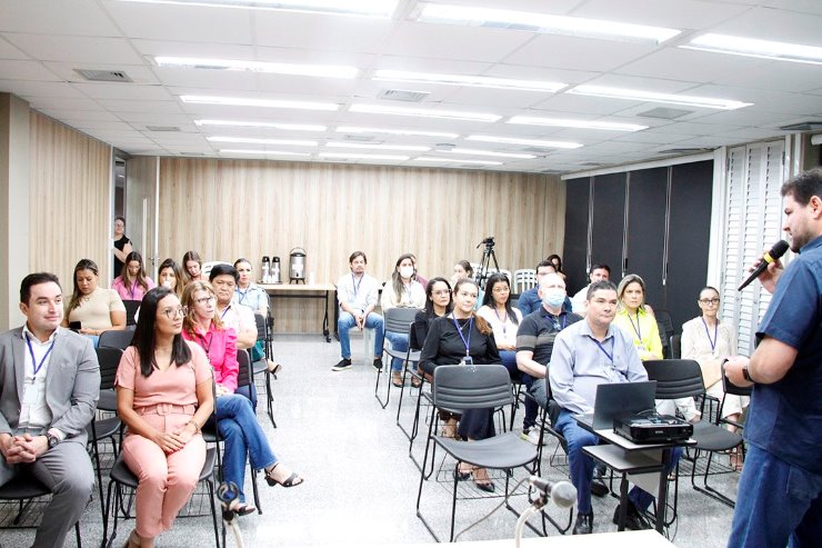 Imagem: O diretor da Escola do Legislativo, Thiago Gonçalves acolheu os servidores da ALEMS, durante palestra sobre saúde mental