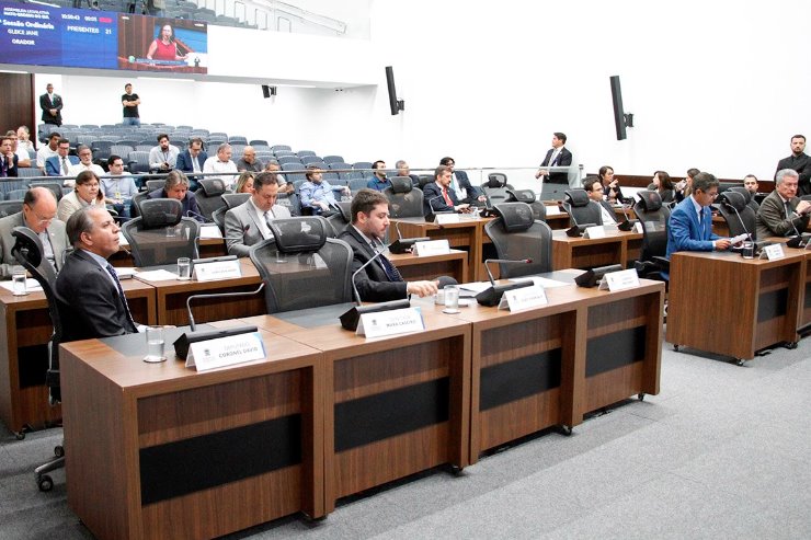 Imagem: Parlamentares analisam e votam as propostas no Plenário Deputado Júlio Maia, na Assembleia Legislativa