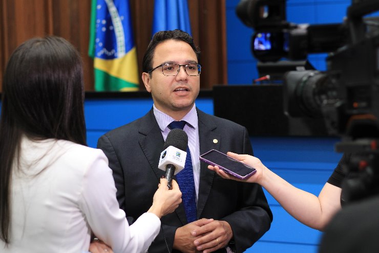 Imagem: Deputado Pedrossian Neto durante entrevista à TV Alems. 