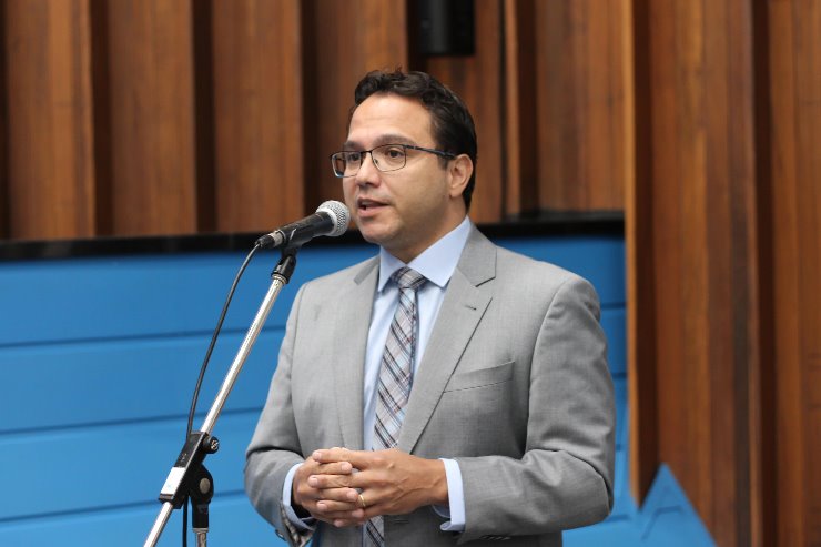 Imagem: Deputado Pedrossian Neto em discurso na Assembleia Legislativa de MS. 
