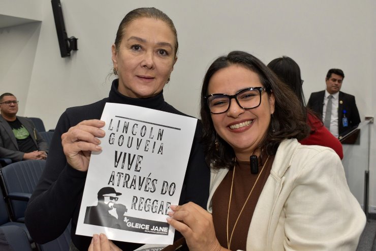 Imagem: A deputada Gleice Jane ao lado da servidora Ana Amélia, mãe do artista Lincoln Gouveia, homenageado no Projeto de Lei 