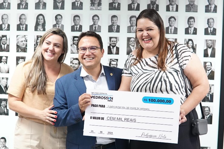 Imagem: Deputado Pedrossian Neto entrega cheque simbólico de emenda destinada ao município de Miranda