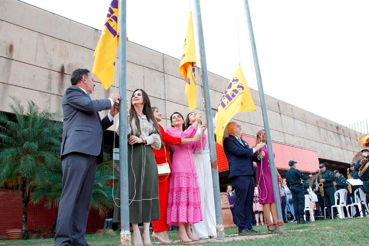 Imagem: Bandeiras hasteadas em frente do Centro de Convenções representam a união dos três Poderes no enfrentamento do feminicídio