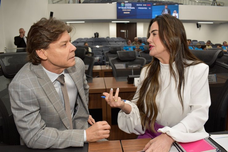 Imagem: Deputados Paulo Duarte e Mara Caseiro comemoram a decisão de Ação Direta de Constitucionalidade a favor da ALEMS