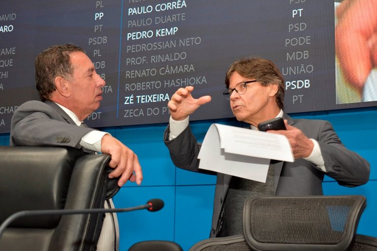 Imagem: Gerson Claro e Paulo Duarte durante sessão plenária; deputados são os autores do projeto de lei