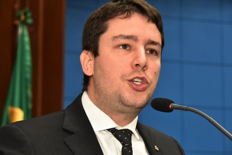 Imagem: Deputado João Henrique durante sessão plenária; parlamentar protocolou duas propostas nesta terça-feira