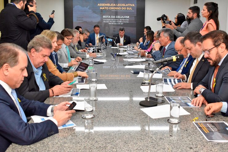 Imagem: O governador Eduardo Riedel apresentou aos deputados o projeto Rota da Celulose, que inclui os principais corredores pavimentados que ligam Campo Grande ao Estado de São Paulo