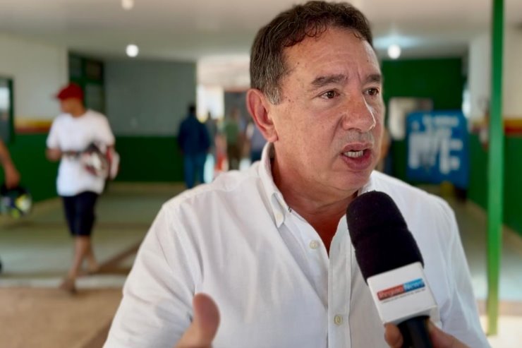 Imagem: Presidente da ALEMS, Gerson Claro, em entrevista na escola que votou em Sidrolândia 