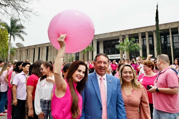 Imagem: Colaboradores e deputados se reuniram em ato pelo Outubro Rosa