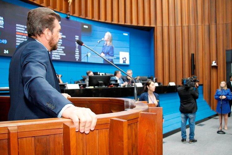 Imagem: Pedro Kemp usou a tribuna e Lia Nogueira deu seu depoimento como mãe de criança com autismo