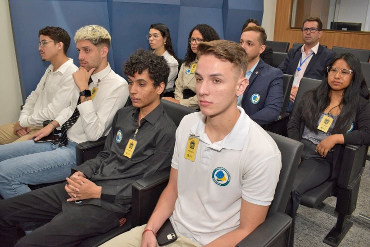 Imagem: Acadêmicos de Direito assistiram à reunião da Comissão de Constituição, Justiça e Redação