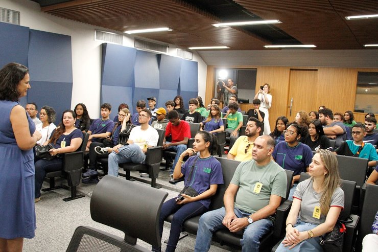 Imagem: Alunos e professores da Escola Estadual João Ponce de Arruda, de Três Lagoas, em visita à Assembleia Legislativa