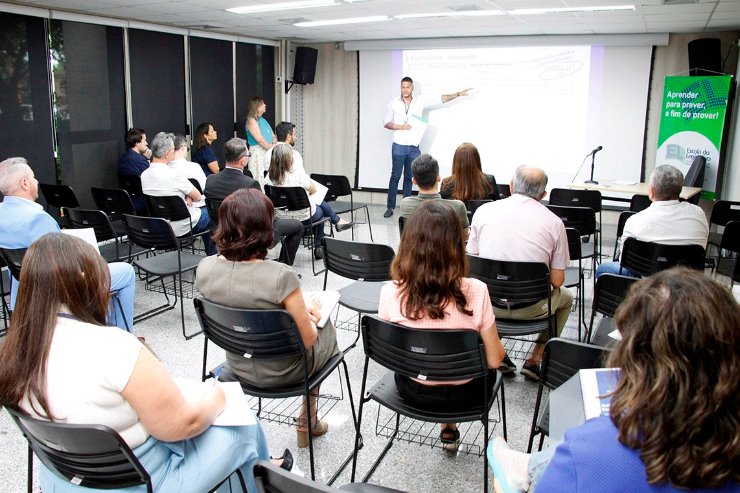 Imagem: O servidor Tiago Santos Silva, membro da CAD, apresentou a metodologia a ser adotada na avaliação de desempenho