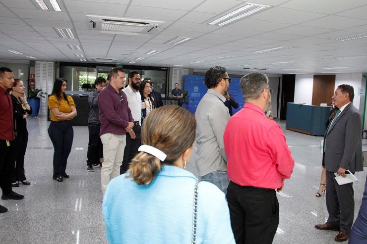 Imagem: No saguão principal, o presidente Gerson Claro recepcionou e deu boas-vindas aos acadêmicos da Faculdade Prime