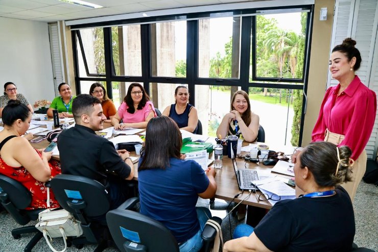 Imagem: Professores se reuniram na sala Onevan de Matos com a presidente da Escola do Legislativo, deputada Mara Caseiro, 