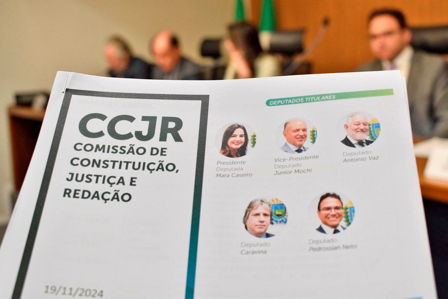 Projetos que reorganizam carreiras do Executivo e prorrogação do PNE passam na CCJR