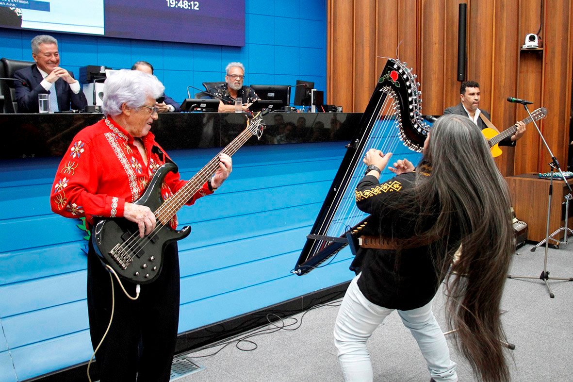 Sinfonia de emoções: ALEMS presta homenagem a artistas regionais