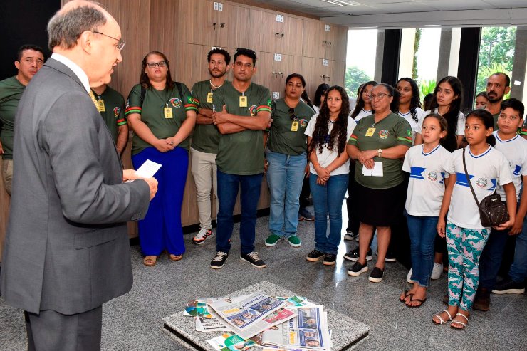 Imagem: Professores e alunos da Escola Antônio Torquato da Silva foram recebidos pelo deputado estadual Junior Mochi 