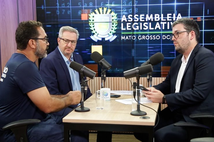 Imagem: Jornalistas da TV ALEMS entrevistam convidado antes de audiência pública; prática será usada em eventos realizados na Casa de Leis