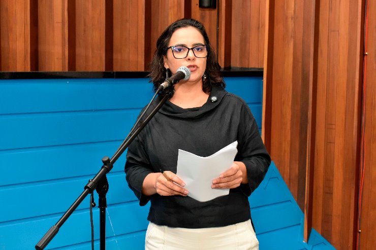 Imagem: Deputada Gleice Jane usando a palavra durante sessão plenária; parlamentar é a autora do projeto